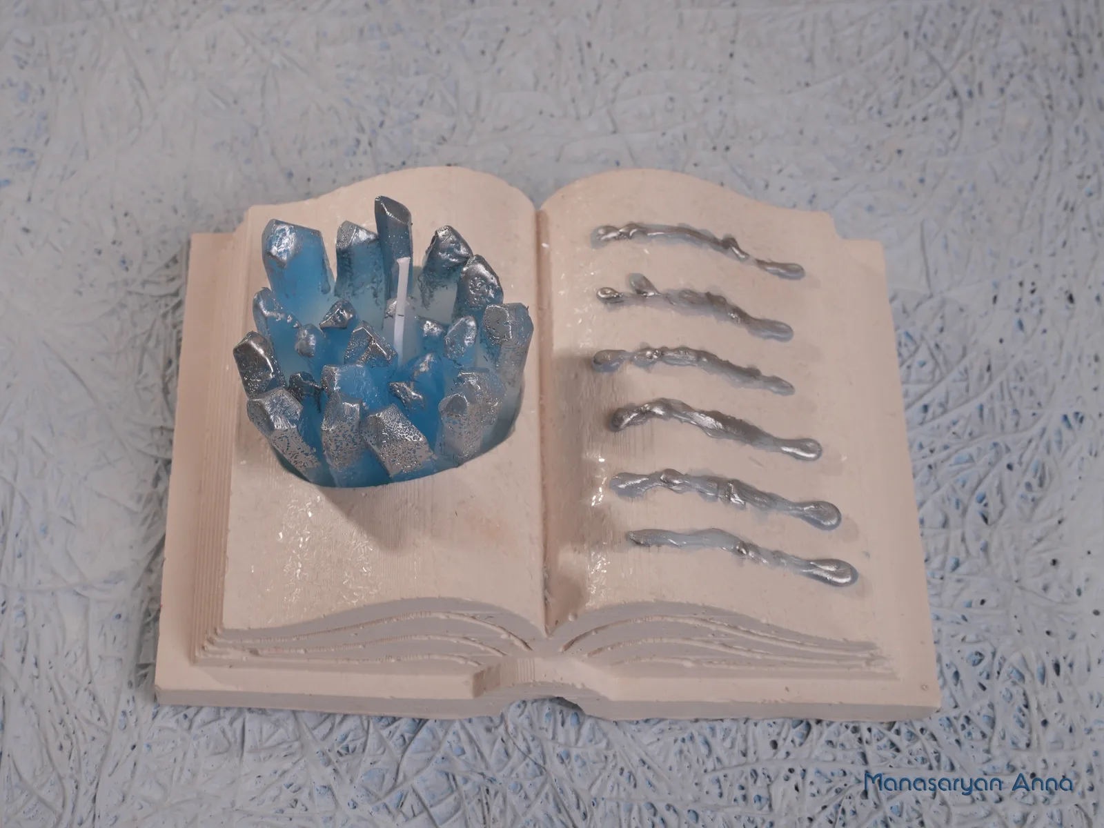 Кристаллы в книге гипсовой