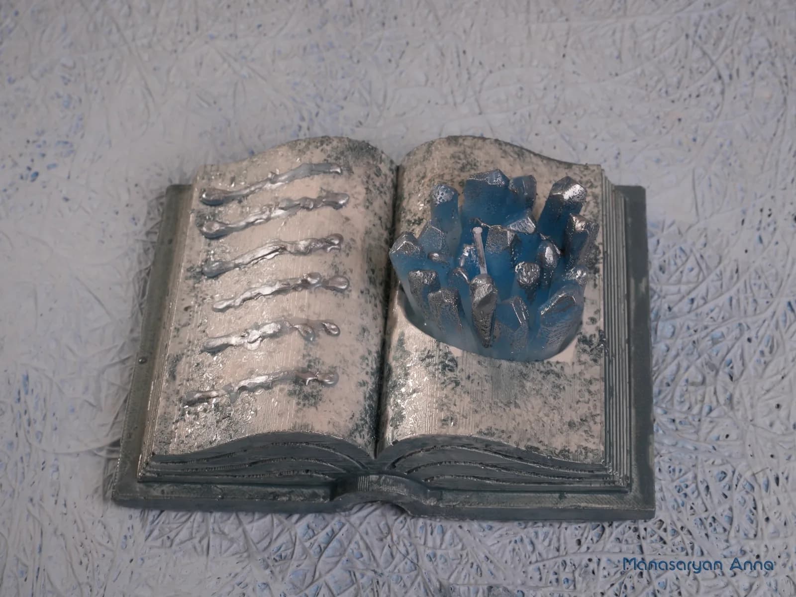 Кристаллы в книге гипсовой — ракурс 3