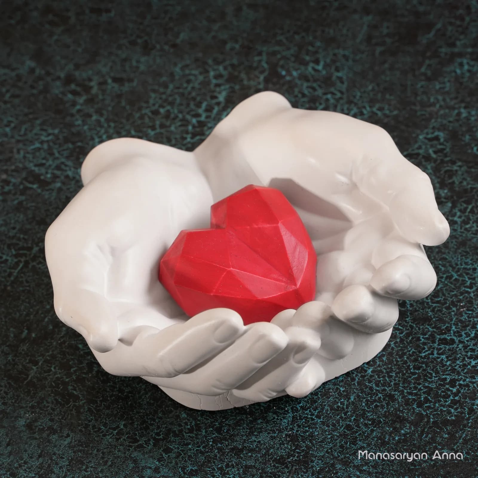 Сердце в ладонях — короткий ролик