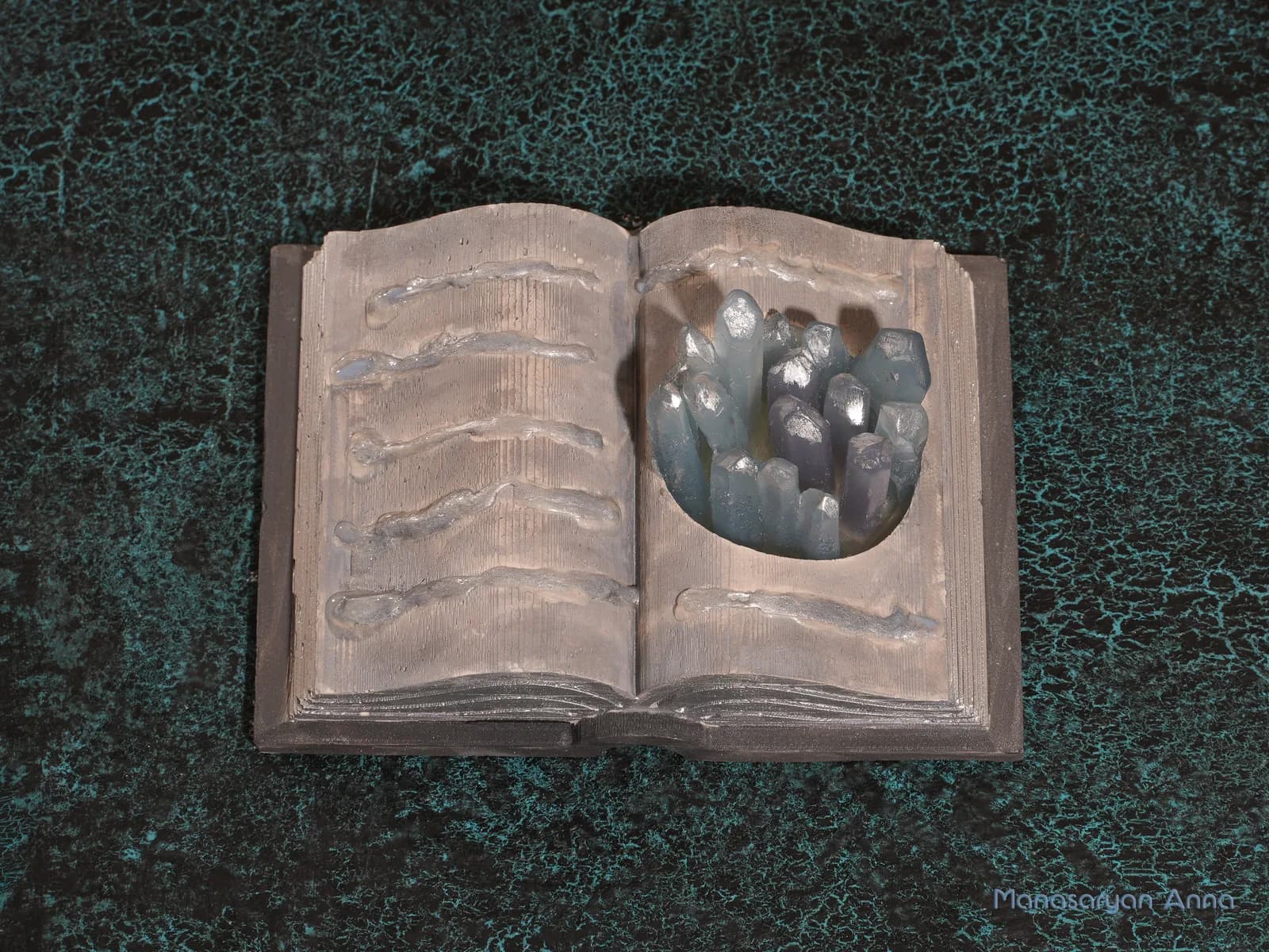 Кристаллы в книге гипсовой