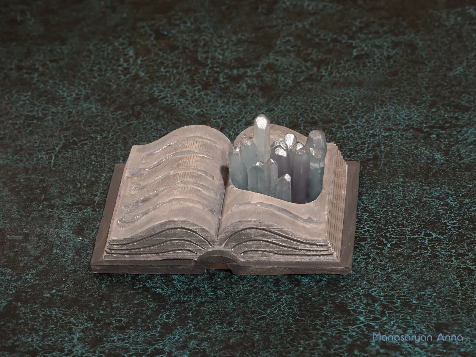 Кристаллы в книге гипсовой — ракурс 2