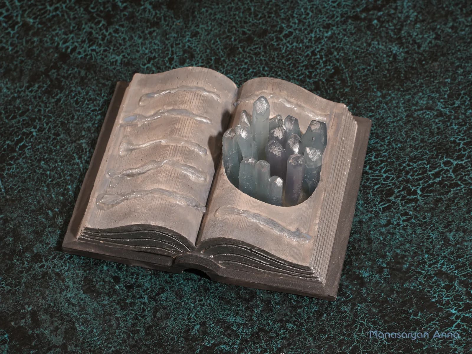 Кристаллы в книге гипсовой — ракурс 3