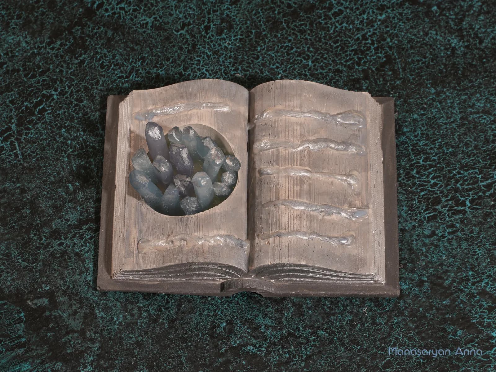 Кристаллы в книге гипсовой — ракурс 4