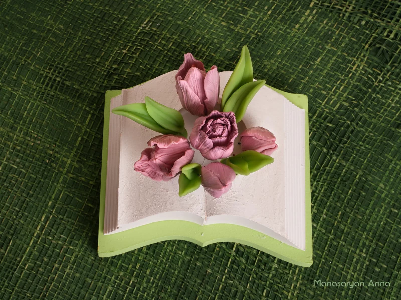 Книга с тюльпанами