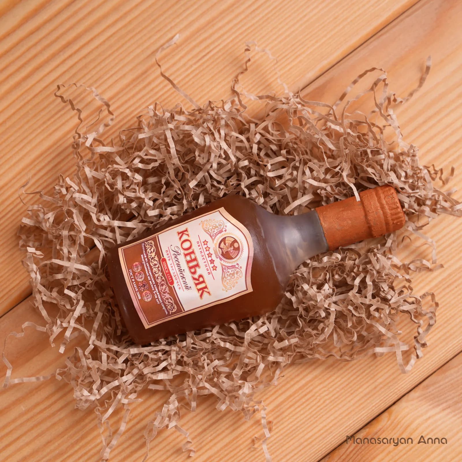 Мыло-бутылка коньяка на древесной стружке